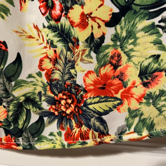 Skies are Blue - Elendil V-Neck Tank. Size Medium - Picture 6 of 16